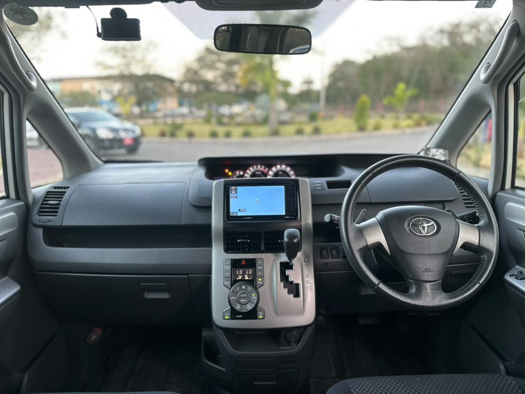 TOYOTA NOAH NEW MODEL Si thumbnail 4